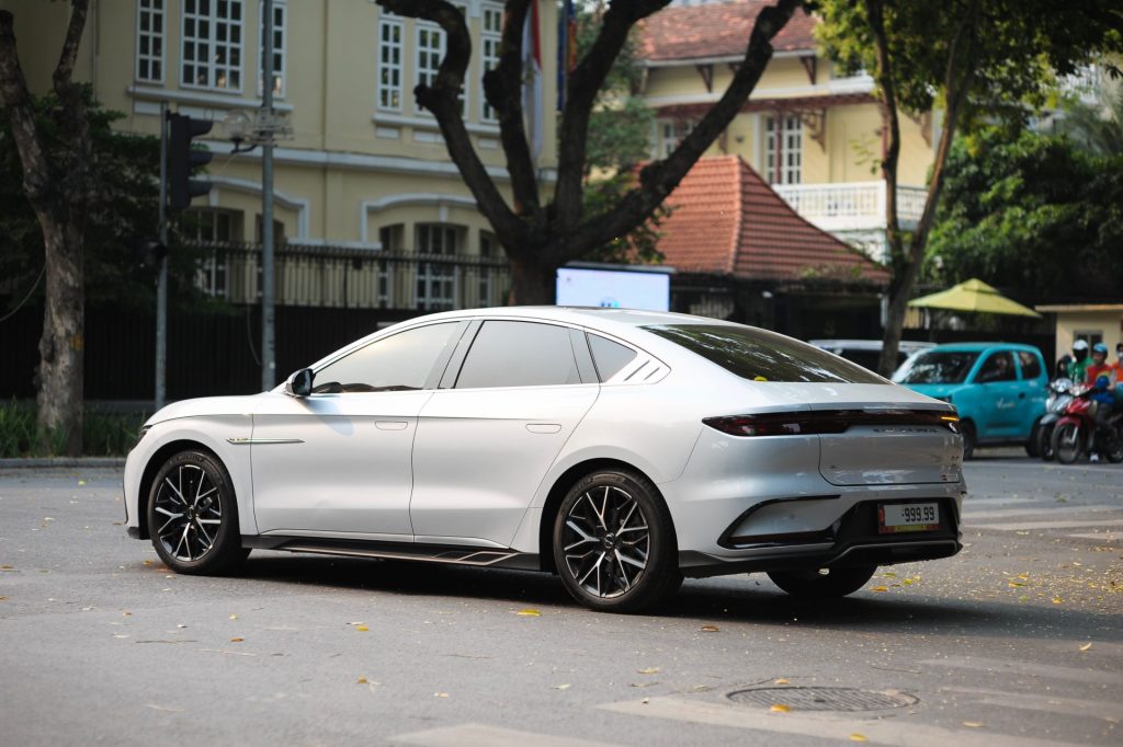 berline-electrique-blanche-haut-de-gamme-vue-de-trois-quarts-arriere-illustrant-le-service-vtc-premium-de-maison-v-signature