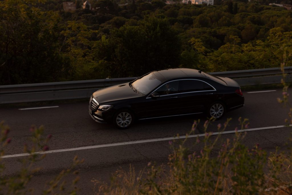 berline-mercedes-benz-noire-haut-de-gamme-roulant-sur-une-route-illustrant-le-transport-prive-de-luxe-parisnormandie