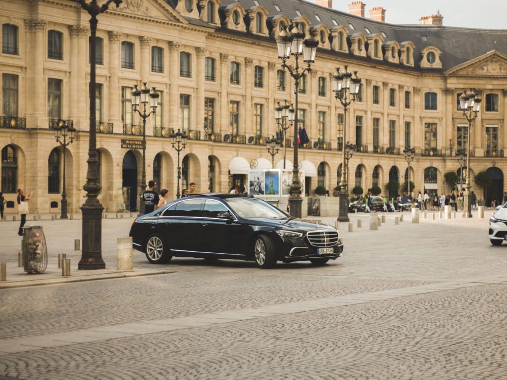 mercedes-benz-classe-s-noire-stationnee-place-vendome-a-paris-illustrant-un-service-de-chauffeur-prive-vtc-haut-de-gamme