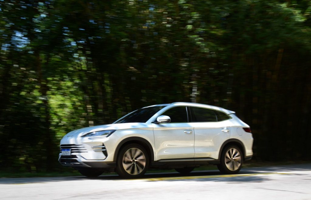 suv-electrique-blanc-haut-de-gamme-en-circulation-illustrant-le-service-de-chauffeur-prive-vtc-de-maison-v-signature
