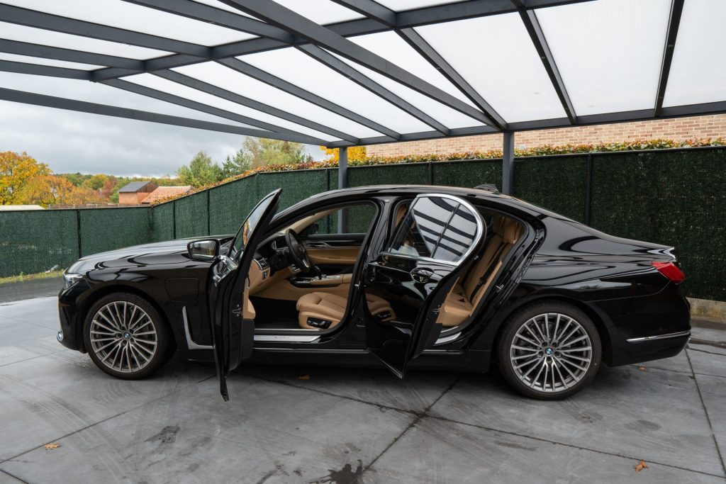 berline-noire-haut-de-gamme-portes-ouvertes-sur-un-interieur-luxueux-pour-les-trajets-longue-distance-en-chauffeur-prive